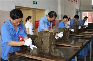 熱烈祝賀集團(tuán)白沙溪茶廠總經(jīng)理劉新安、常務(wù)副總經(jīng)理肖益平、益陽茶廠質(zhì)管部經(jīng)理黃燕入選第四批省級(jí)非物質(zhì)文化遺產(chǎn)代表性傳承人